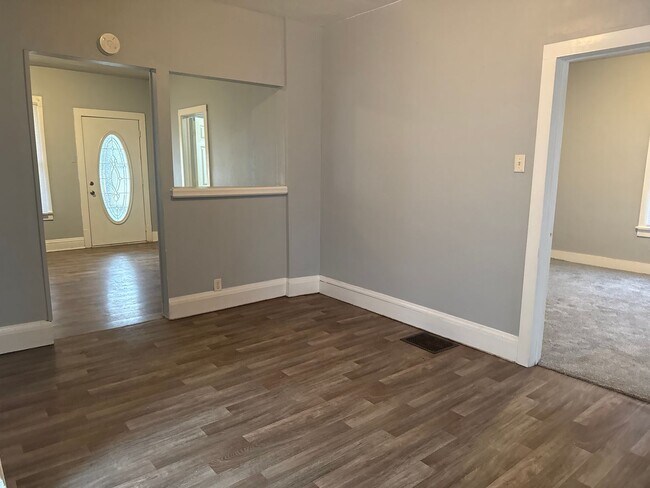 Building Photo - 1228 E Oak St