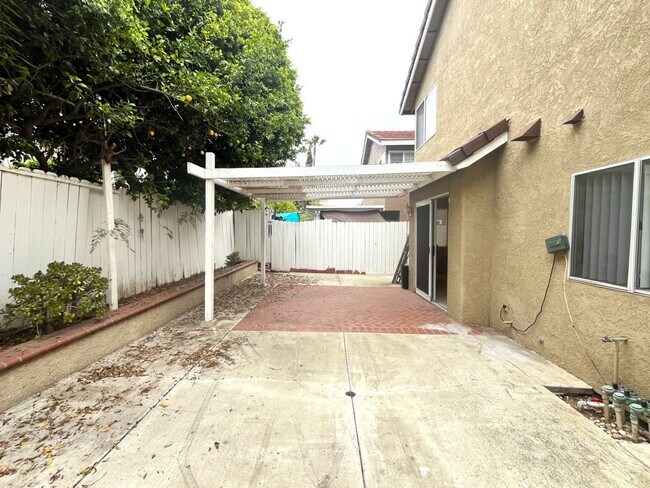Building Photo - 3 bed, 2.5 bath located in Corona, CA!