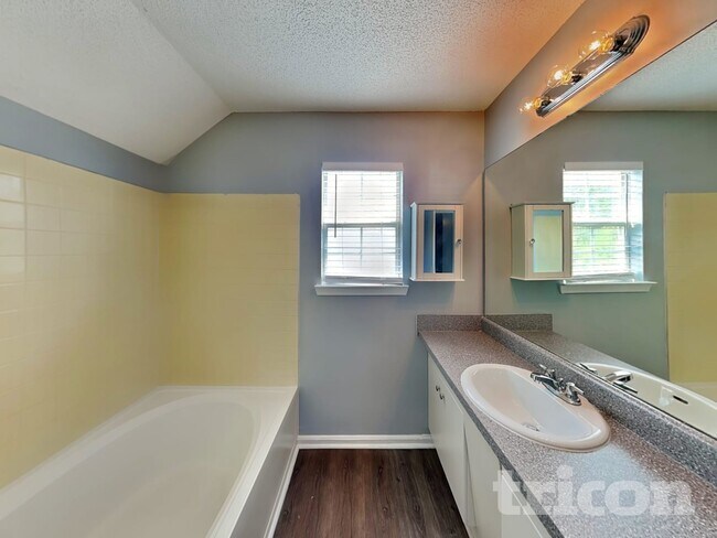 Building Photo - 6836 Saganaw Dr