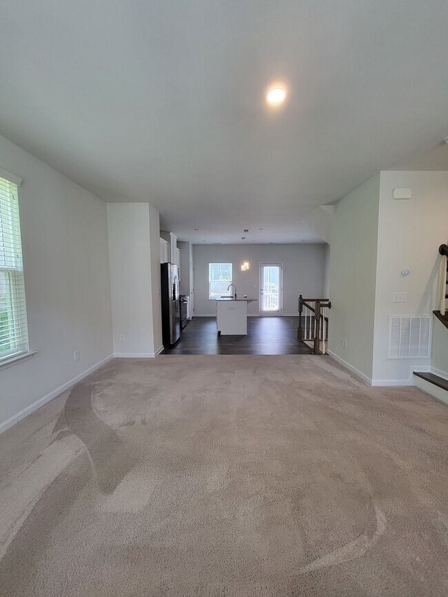Building Photo - 3BR/2.5BA End Unit Townhome