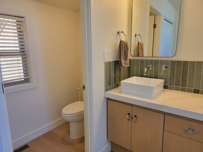 Building Photo - 6901 Robin Ct