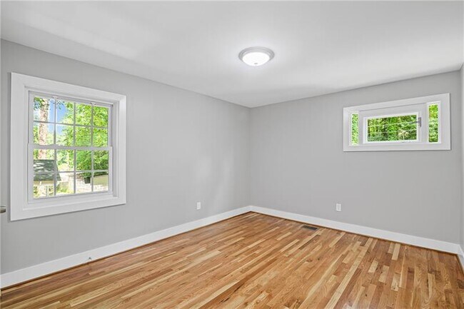 Building Photo - 2889 Macon Dr SE