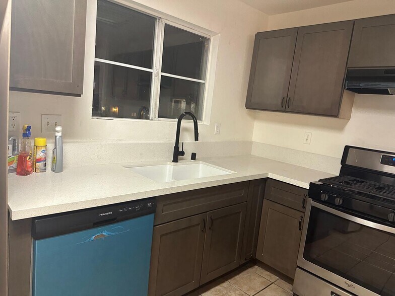 Building Photo - 1050 Harbor Heights Dr