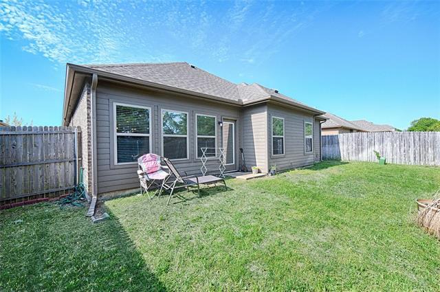 Building Photo - 640 Teakwood Dr