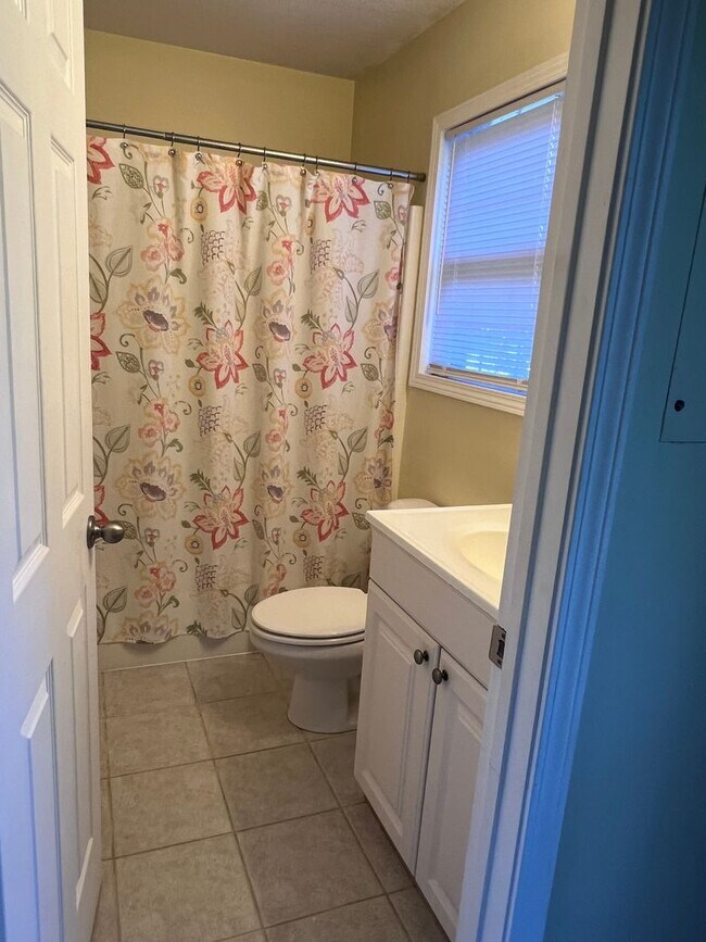 Building Photo - Lovely 3 bedroom/2 bathroom, Convenient Ro...