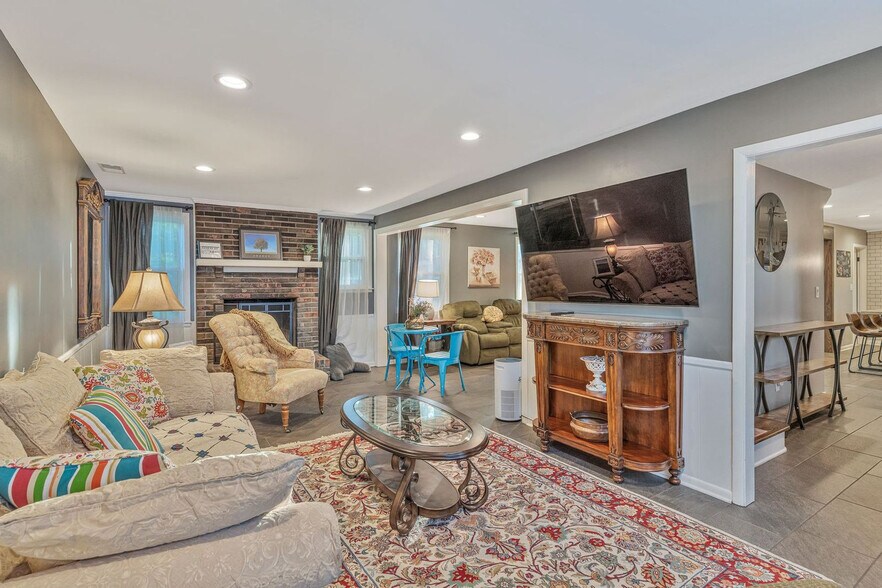 Primary Photo - 808 Roseview Dr