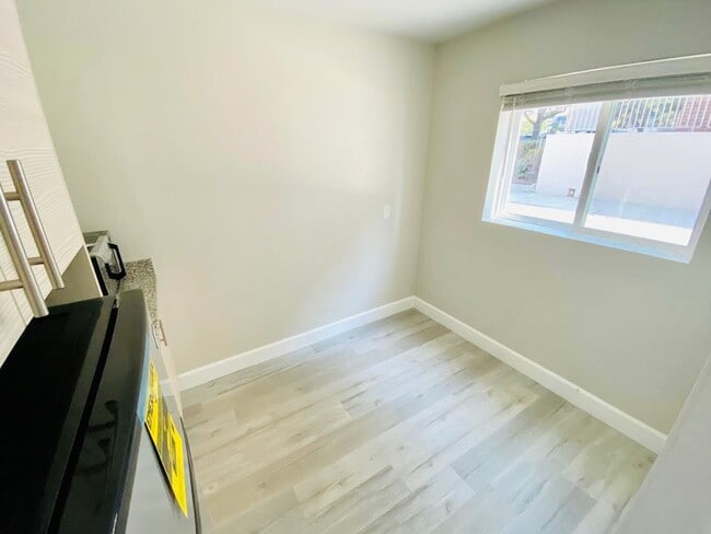 Building Photo - Spacious Studio Apartment Available in the Heart of La Jolla!