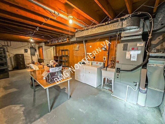 Building Photo - 1325 Lynnbrook Dr