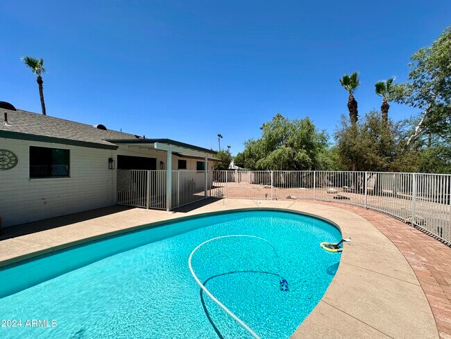 Building Photo - 5634 E Wilshire Dr