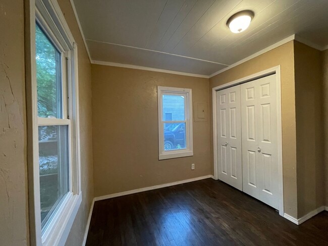 Building Photo - Cute, Clean & in Great Neighborhood!