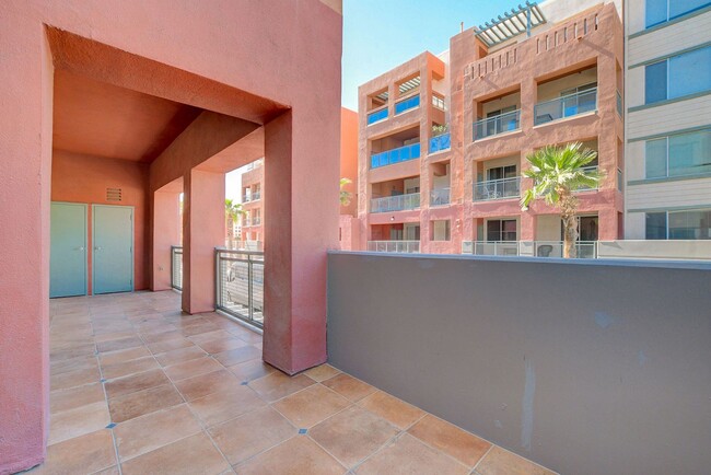 Building Photo - Mid-rise Luxury Two Bedroom available for ...