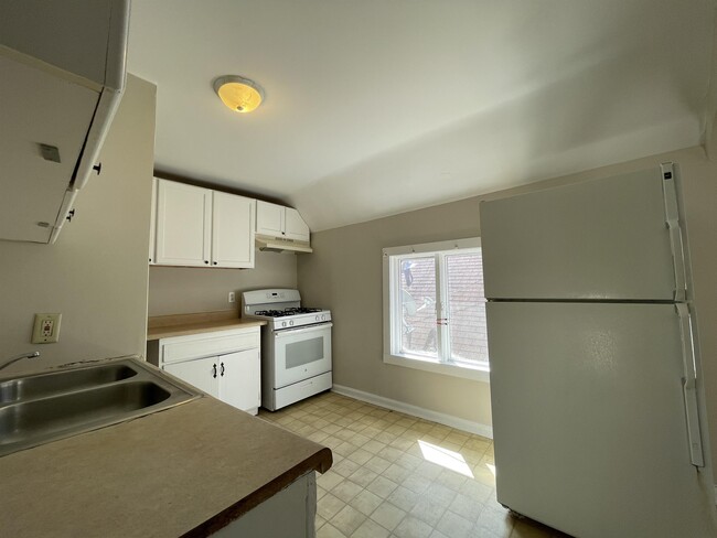 Building Photo - 2113 5th St NE