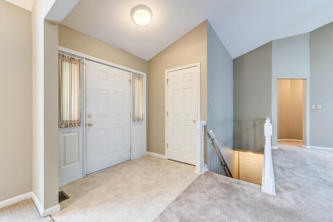 Building Photo - SPACIOUS 3 BEDROOM 2 BATH W/2 CAR GARAGE