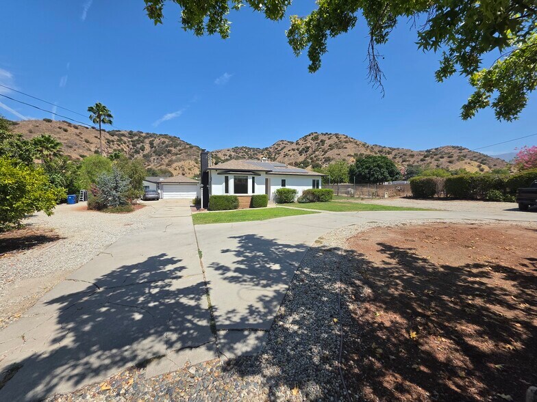 Building Photo - 9805 La Tuna Canyon Rd