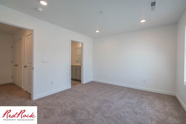 Building Photo - 3316 E Elkhorn Ln