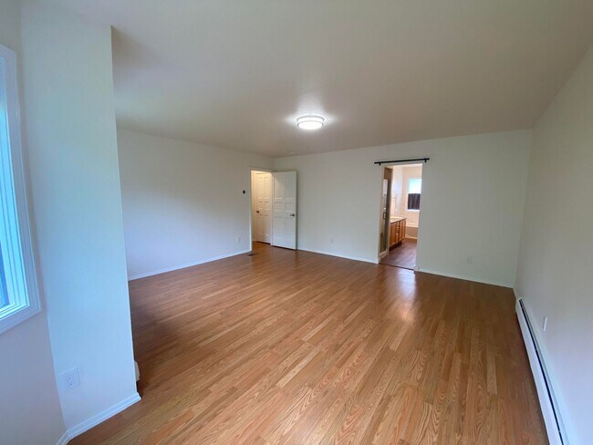 Building Photo - A 3 bed, 2.5 bath home that has been meticulously well kept!