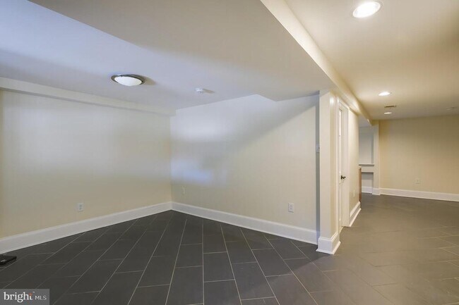 Building Photo - 1123 7th St NE