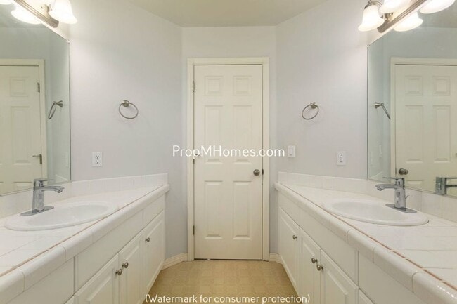 Building Photo - Charming Four Bedroom Bethany Home w/ Fully Fenced Yard!