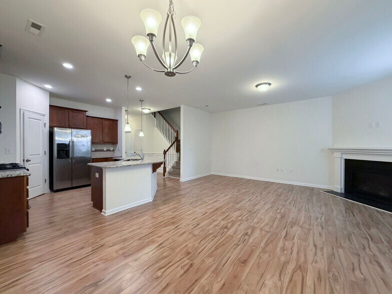 Building Photo - 907 Saratoga Dr