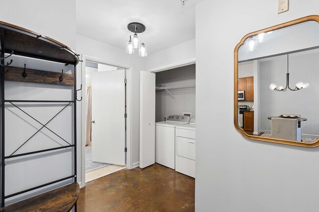 Building Photo - Stylish 1/1 Condo in Inman Park, Right on the ATLBeltLine!