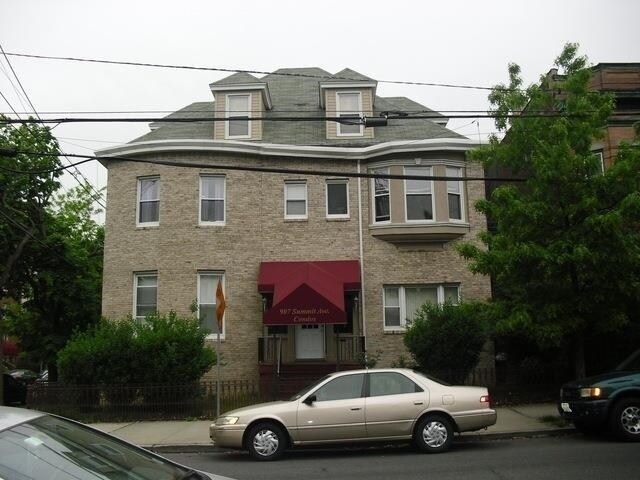 Building Photo - 907 Summit Ave
