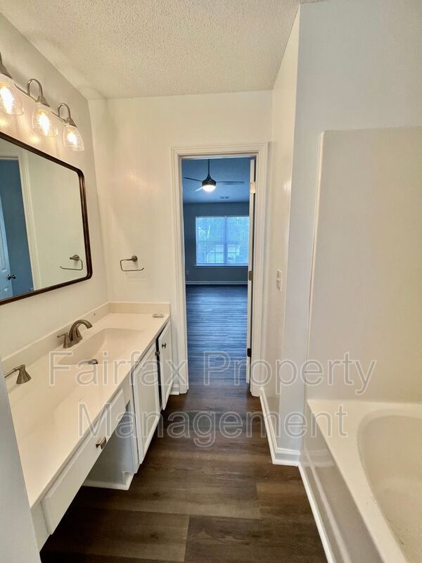 Building Photo - 201 Ridge Lake Dr