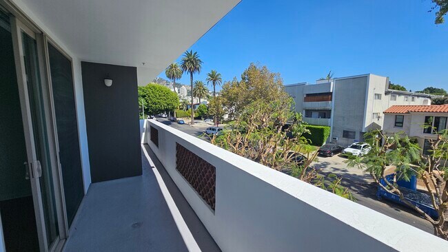 Building Photo - 949 N Croft Ave