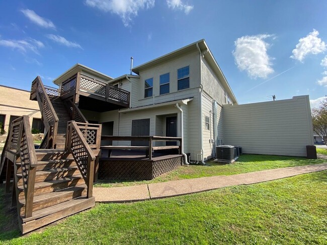 Building Photo - 329 E Washington Ave