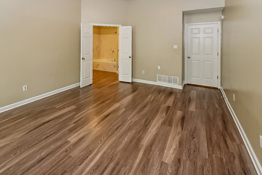 Building Photo - 6093 Wills Way Cir S