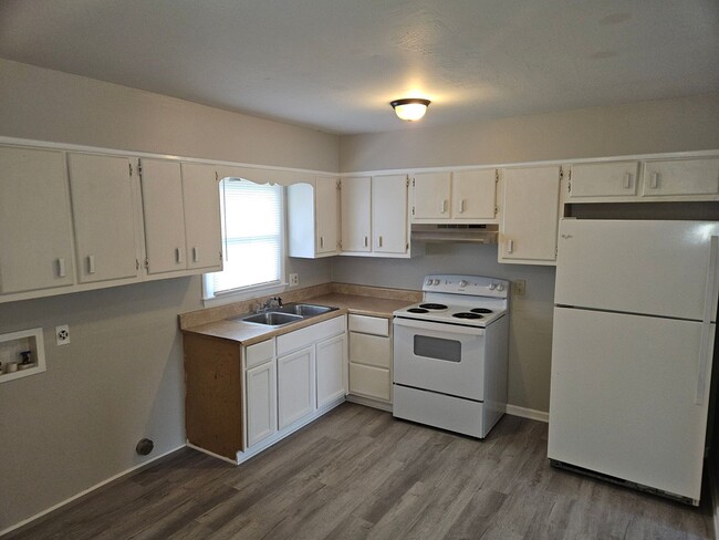 Building Photo - 2br/1ba apartment off Hwy 401. New paint a...