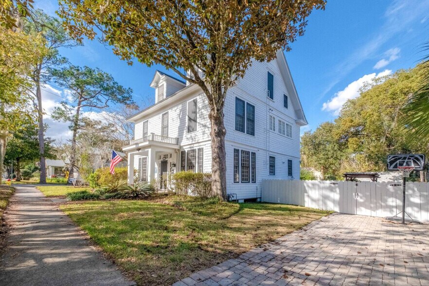 Building Photo - 406 NE 7th Ave