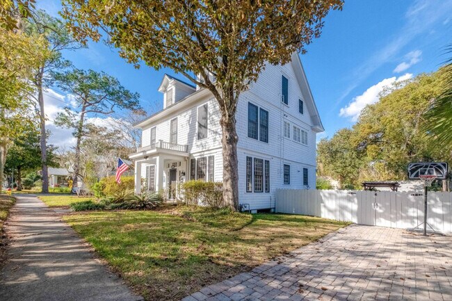 Building Photo - 406 NE 7th Ave