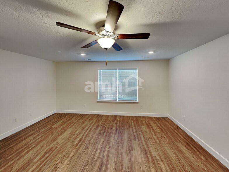Building Photo - 2422 E Tumbleweed Rd