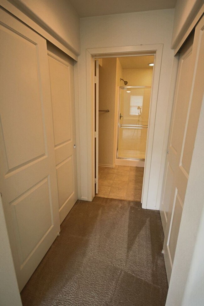Building Photo - 2 Bedroom/2.5 Bath Townhouse
