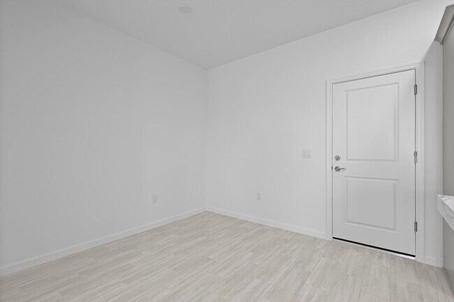 Building Photo - 4616 Longwood Lk Sq