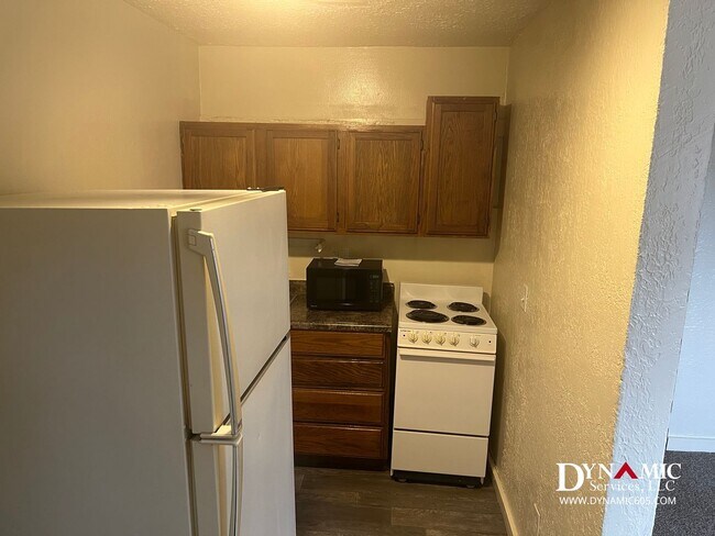 Building Photo - Upper Level 1BD/1BA Apartment - Tenant Pay...