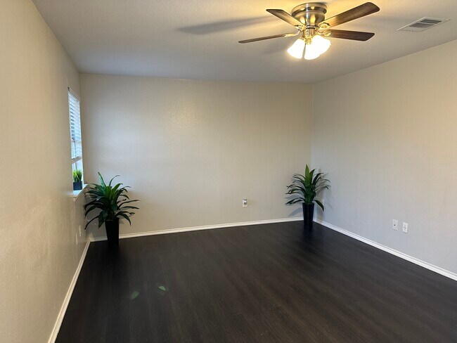 Building Photo - 900 Hollow Trail Ct