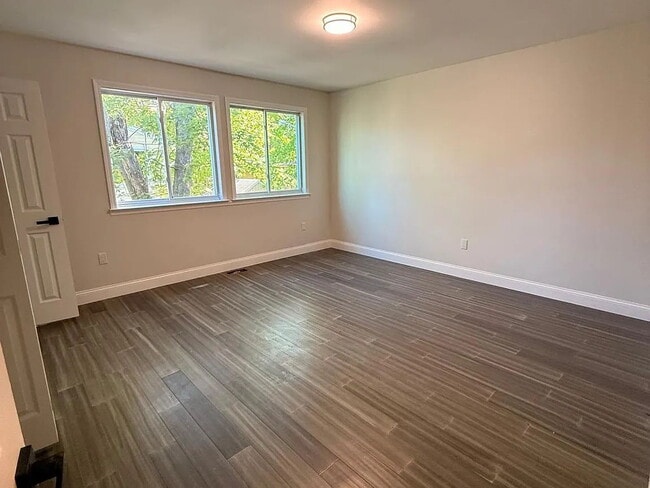 Building Photo - Welcome to this beautifully updated 3-bedroom, 2 full-bath 1400 sqft of modern living space.