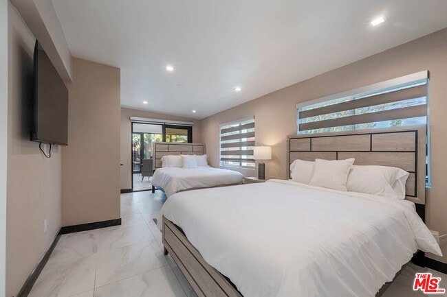 Building Photo - 20412 Oxnard St