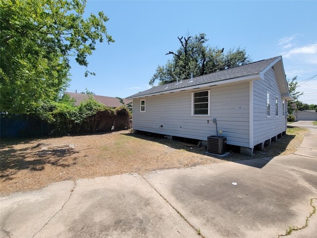 Building Photo - 5217 Hershe St