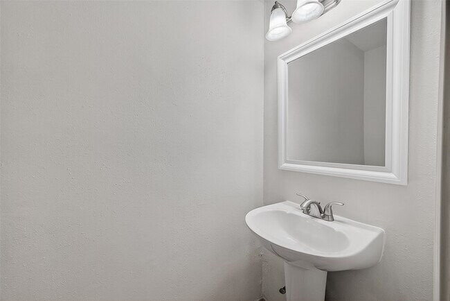 Building Photo - 7505 Memorial Woods Dr