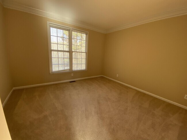 Building Photo - 137 Towne Park Dr
