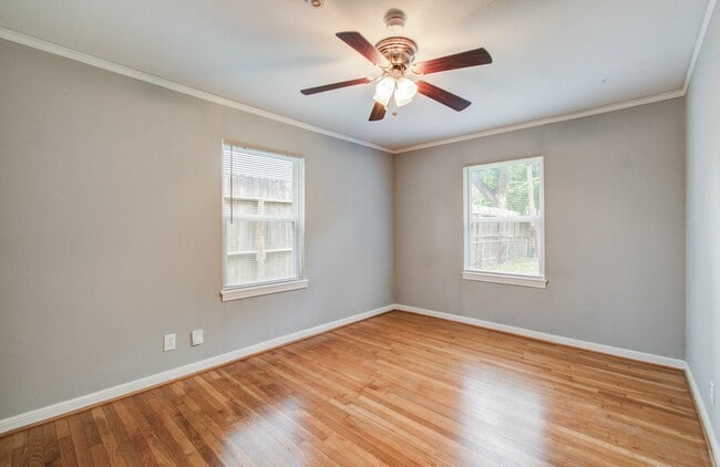 Building Photo - 5519 Huisache St