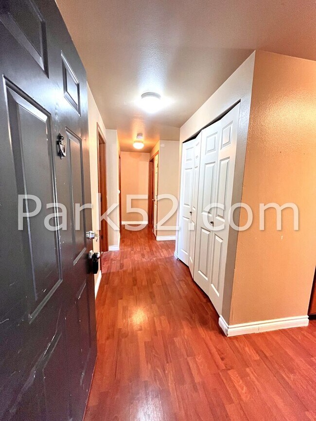 Building Photo - Puyallup Area 2 Bedroom 2nd Floor Apartment