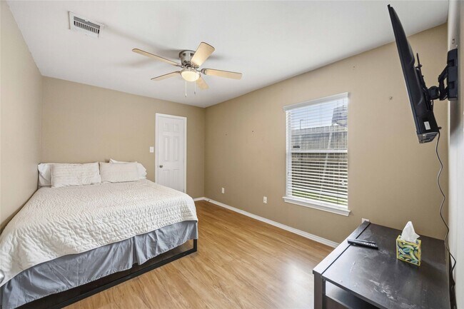 Building Photo - 7014 Woodridge Row Dr