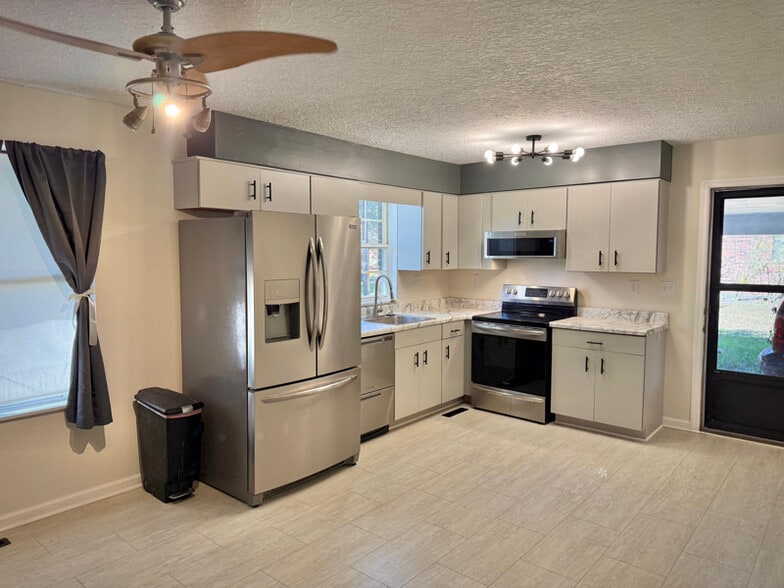 Building Photo - 597 Bluebird Dr