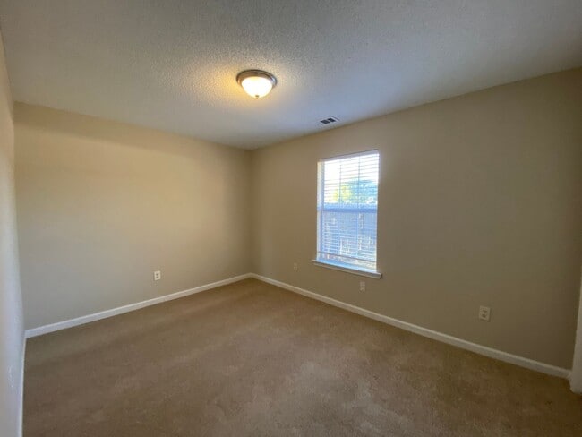 Building Photo - 3 bedroom 2 bath home on large corner lot