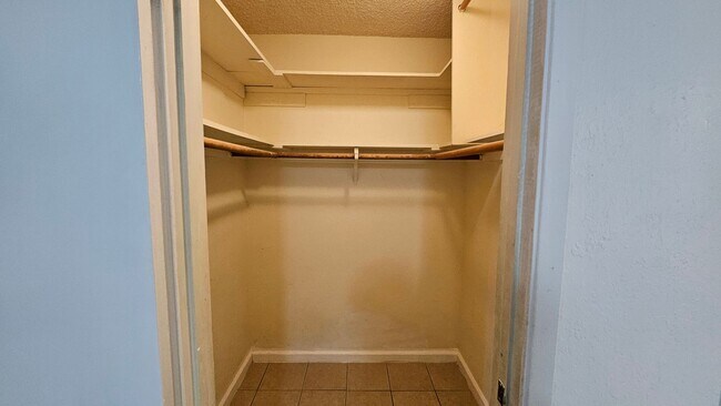 Building Photo - Charming and Comfortable - 4bd / 2bth - Move In Ready Home! Natural Gas and Sewer!
