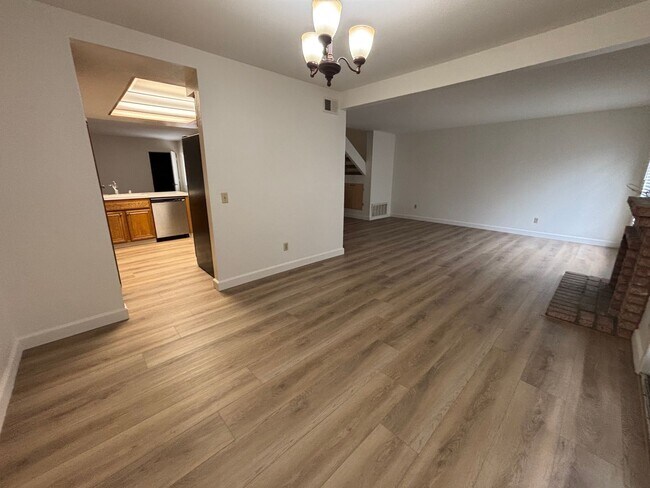 Building Photo - Spacious Updated Bonita Condo