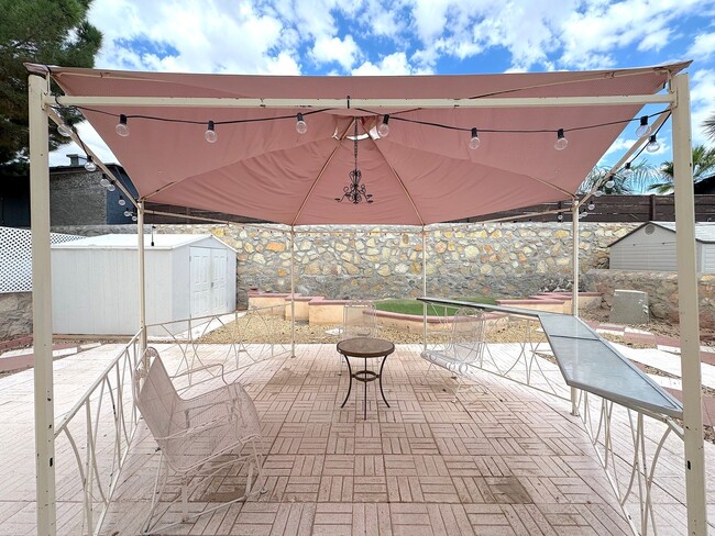 Building Photo - East El Paso 3 bed Refrig A/C